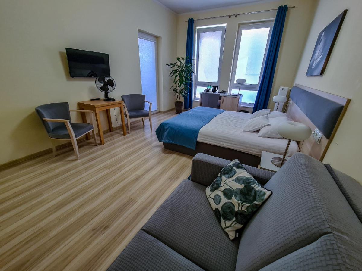 Antoninska Hotel & Apartamenty Leszno  Buitenkant foto