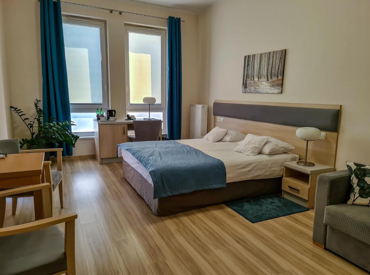 Antoninska Hotel & Apartamenty Leszno  Buitenkant foto