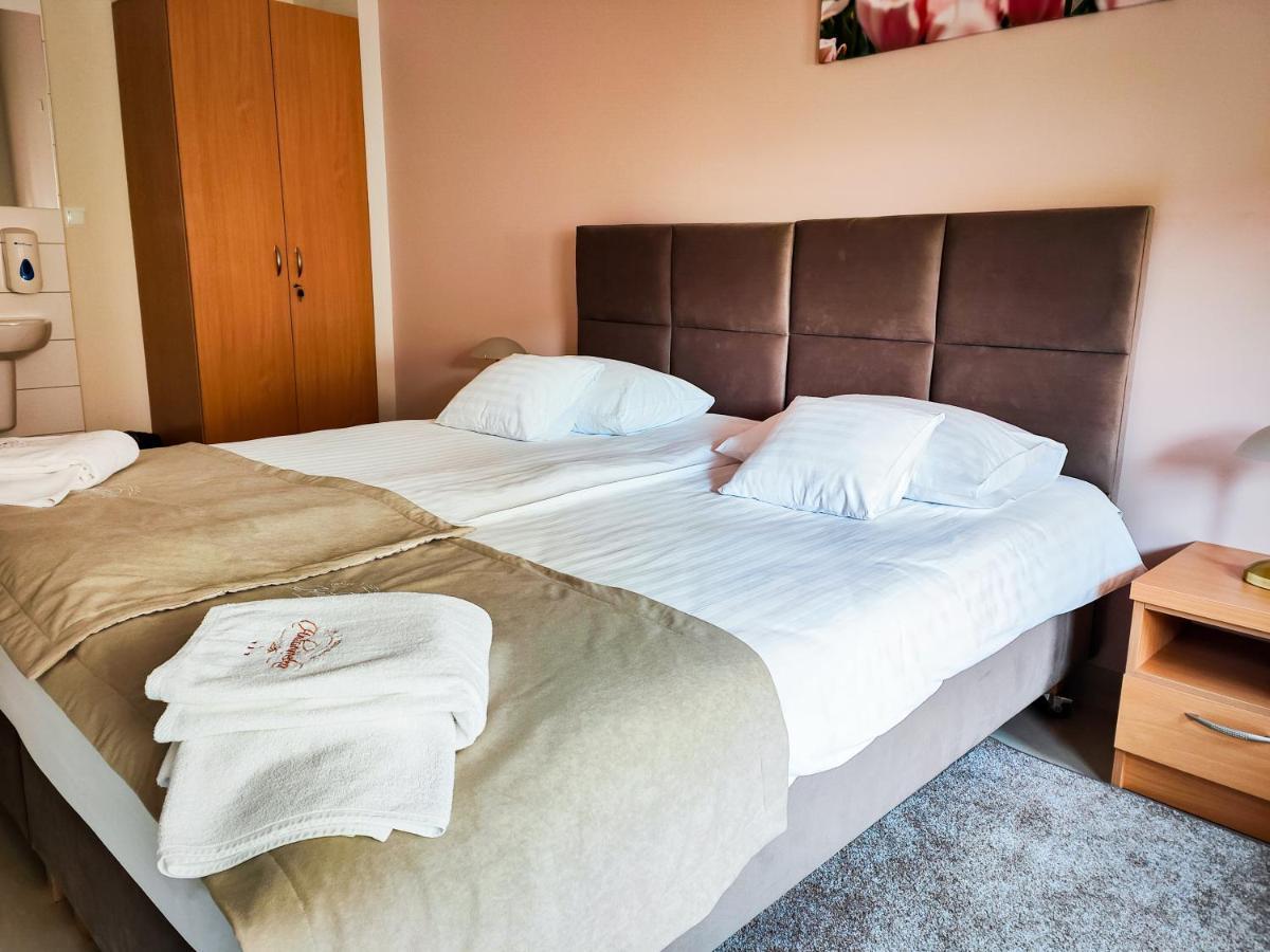 Antoninska Hotel & Apartamenty Leszno  Buitenkant foto
