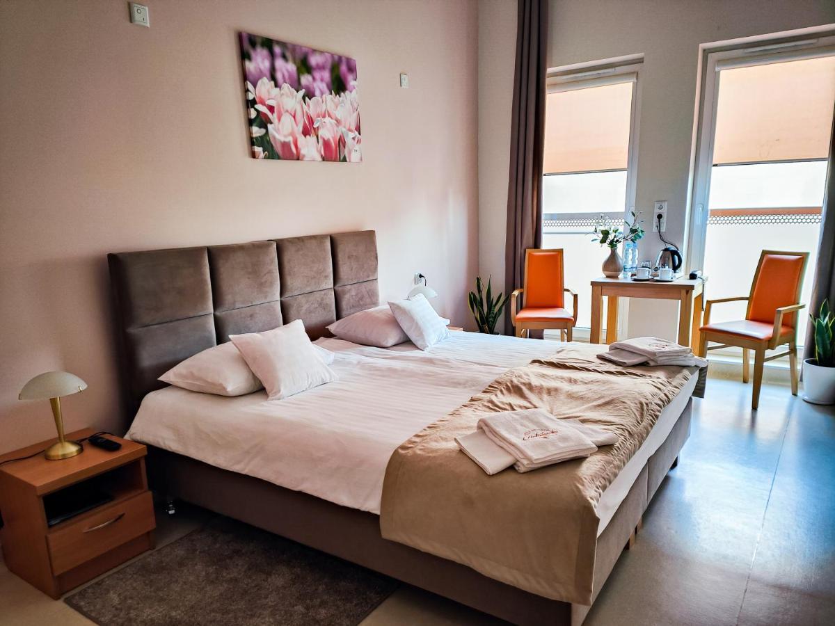Antoninska Hotel & Apartamenty Leszno  Buitenkant foto