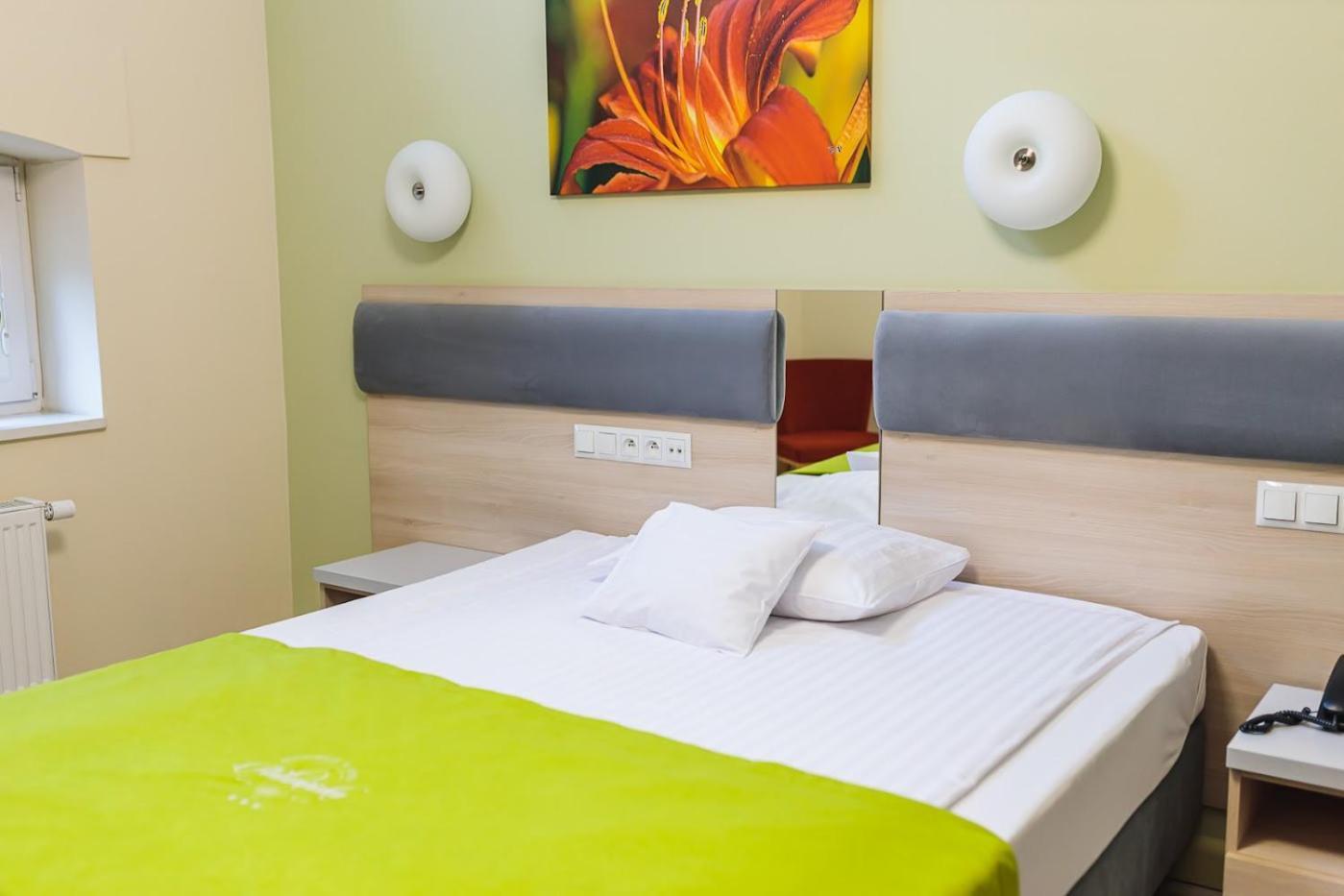Antoninska Hotel & Apartamenty Leszno  Buitenkant foto