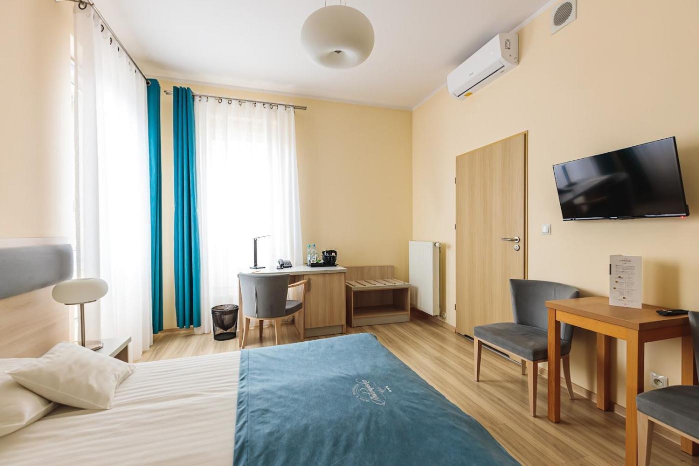 Antoninska Hotel & Apartamenty Leszno  Buitenkant foto
