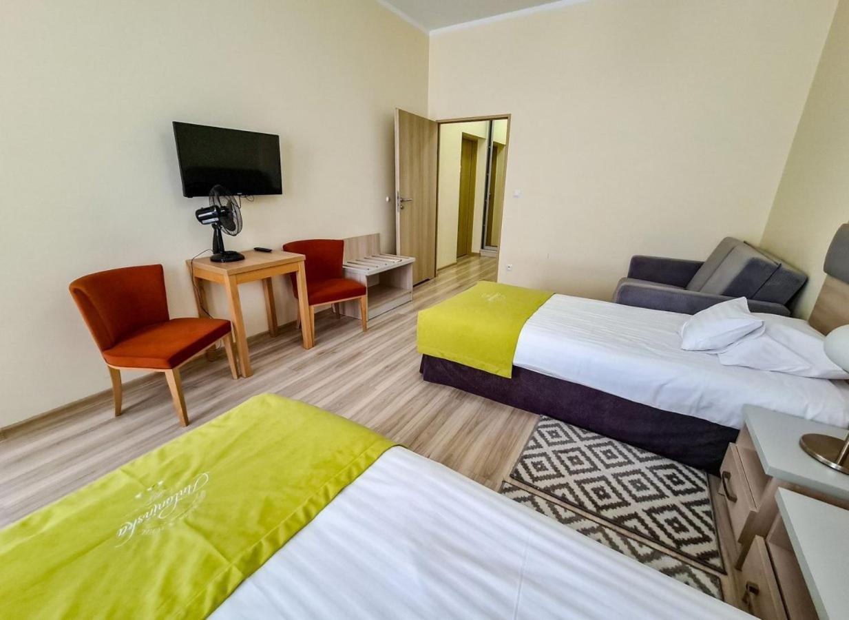 Antoninska Hotel & Apartamenty Leszno  Buitenkant foto