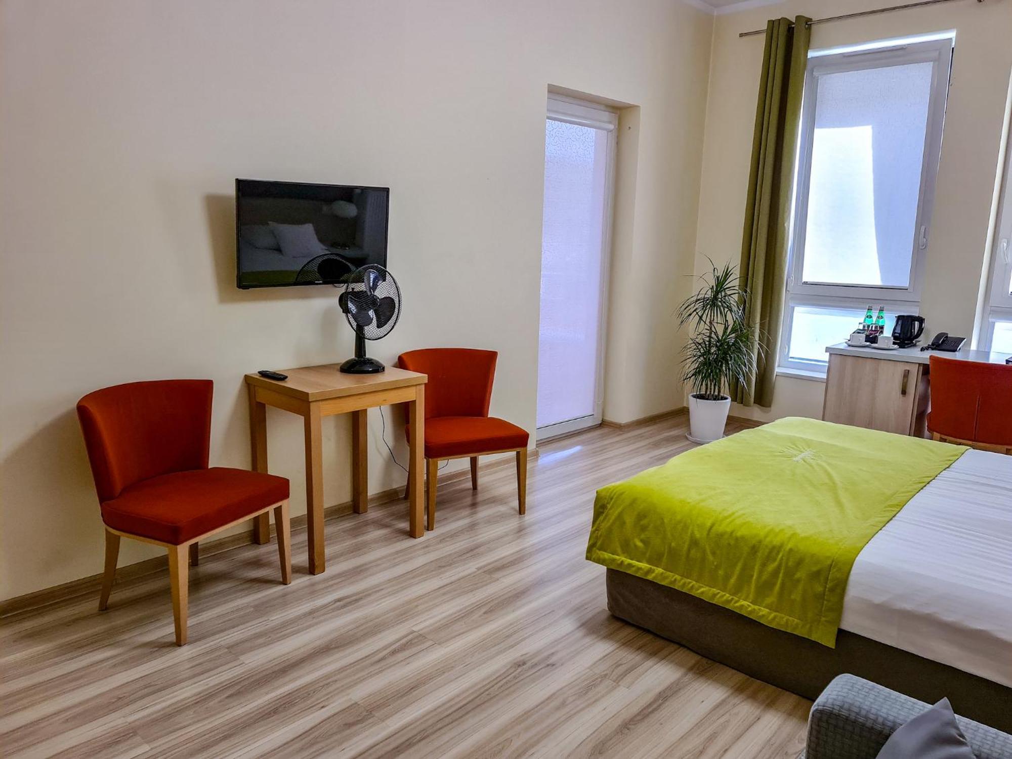Antoninska Hotel & Apartamenty Leszno  Buitenkant foto