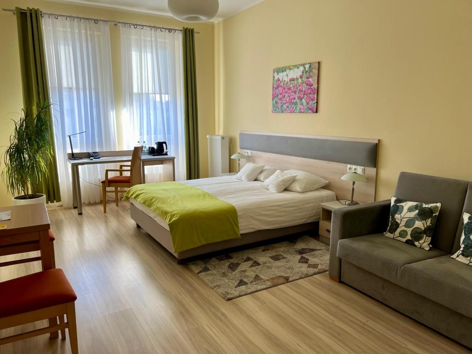 Antoninska Hotel & Apartamenty Leszno  Buitenkant foto